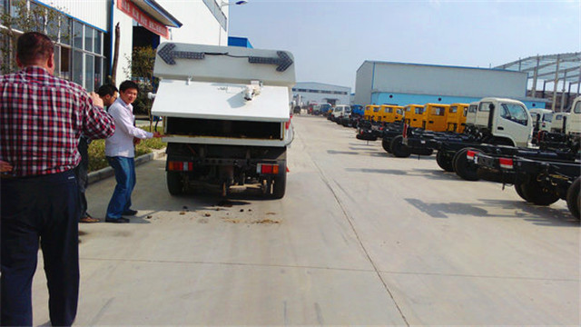 內(nèi)蒙客商正在參觀五十鈴<a href=http://www.wzsccw.cn/saoluche/ target=_blank class=infotextkey>掃路車</a>