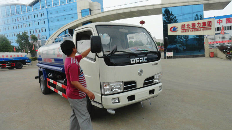 正在給5噸<a href=http://www.wzsccw.cn/ssc target=_blank class=infotextkey>灑水車(chē)</a>做出廠前準(zhǔn)備