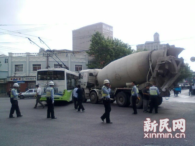 一輛19路電車在新閘路成都北路路口被一輛水泥<a href=http://www.wzsccw.cn/jbc/ target=_blank class=infotextkey>攪拌車</a>攔腰撞擊，車毀嚴(yán)重。通訊員 殷佳維 攝