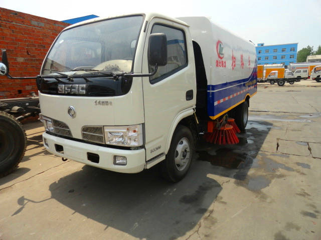  東風(fēng)福瑞卡道路清掃車（<a href=http://www.wzsccw.cn/saoluche/ target=_blank class=infotextkey>掃路車</a>）