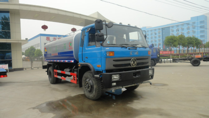 程力廠門 前的東風153<a href=http://www.wzsccw.cn/ssc target=_blank class=infotextkey>灑水車</a>