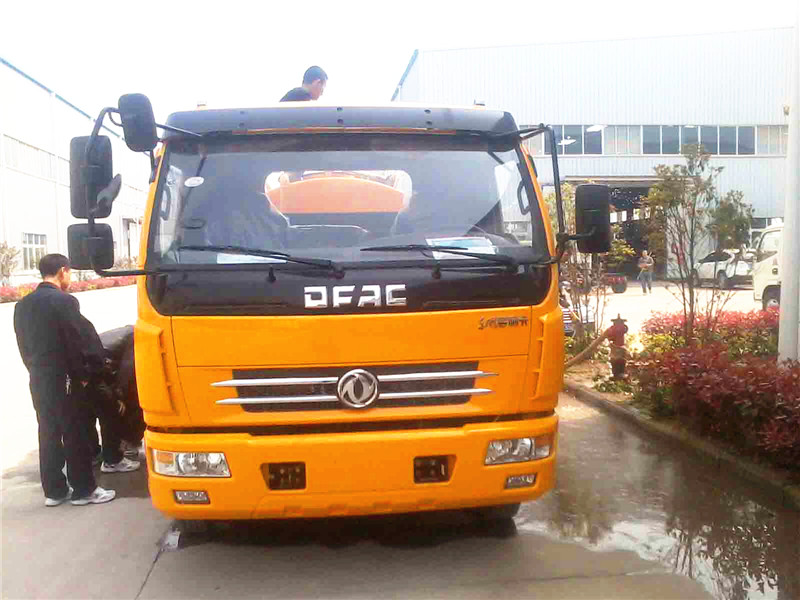 高壓清洗<a href=http://www.wzsccw.cn/xifenche/ target=_blank class=infotextkey>吸糞車</a>正面圖